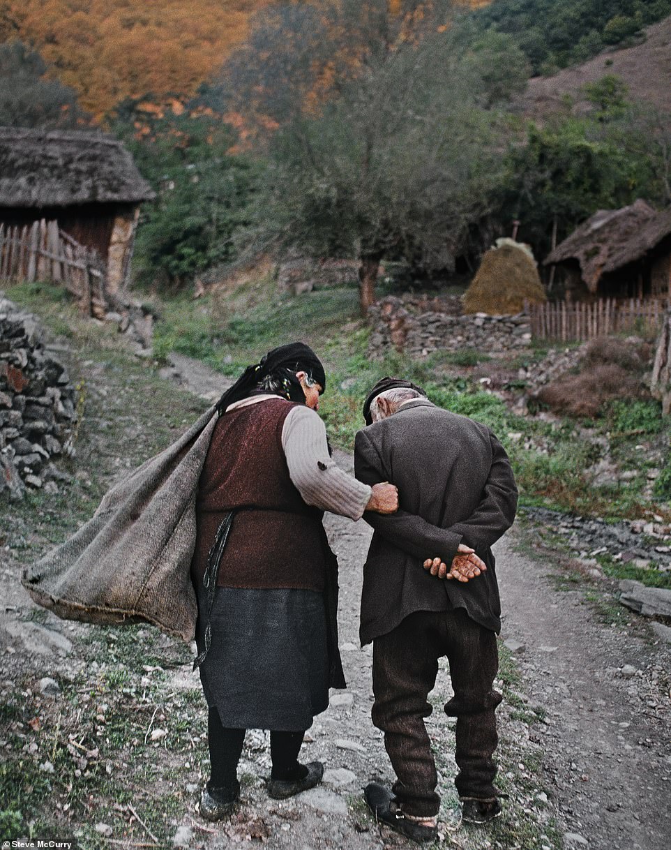 Auf diesem intimen Foto aus dem Jahr 1989 kehrt ein älteres Ehepaar nach der Arbeit auf seinen Maisfeldern in Gostivar, Mazedonien, nach Hause zurück