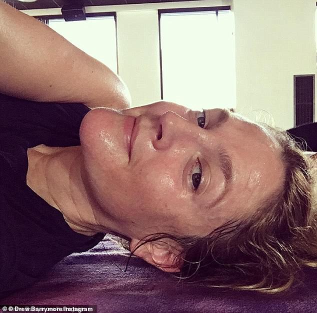 Im Jahr 2016 teilte Barrymore ein verschwitztes Selfie ohne Make-up, auf dem sie nach einer heißen Yoga-Sitzung auf dem Boden lag und ihr feuchtes Haar an Stirn und Hals klebte