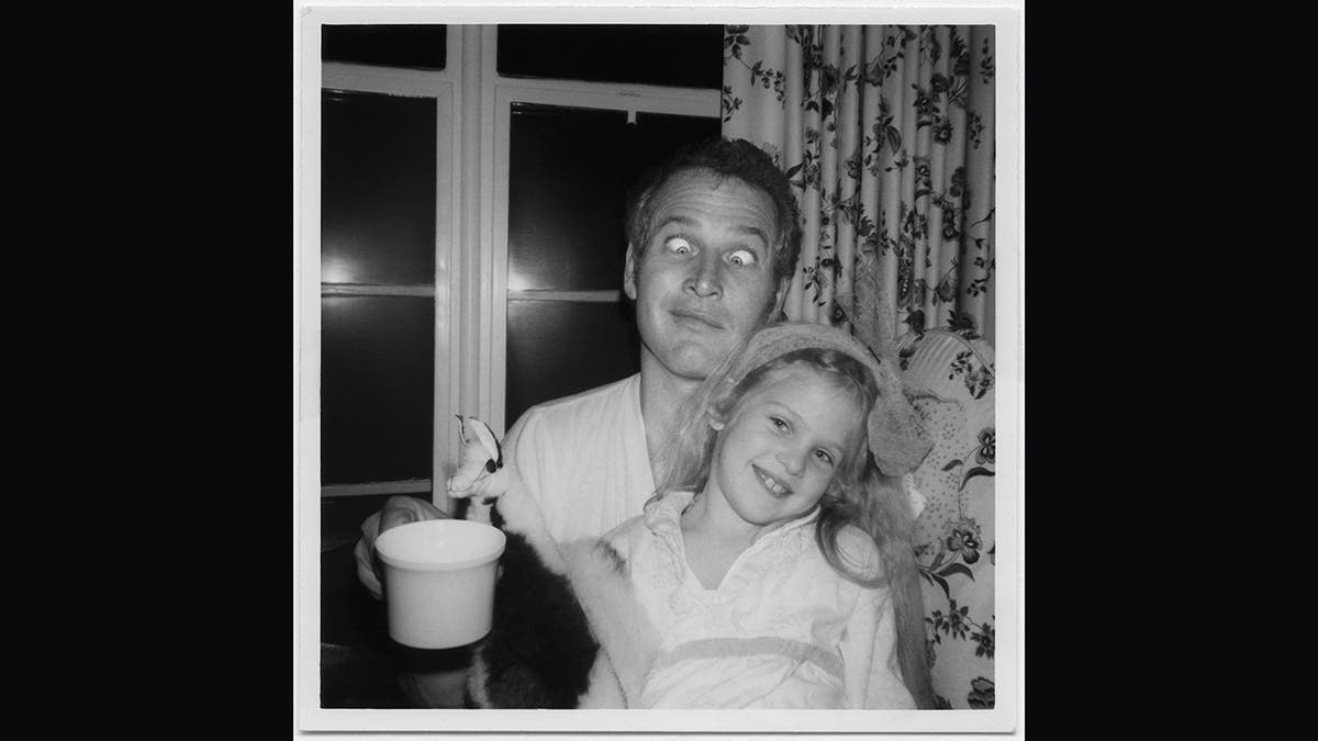 Paul Newman macht mit seiner Tochter Melissa ein lustiges Gesicht