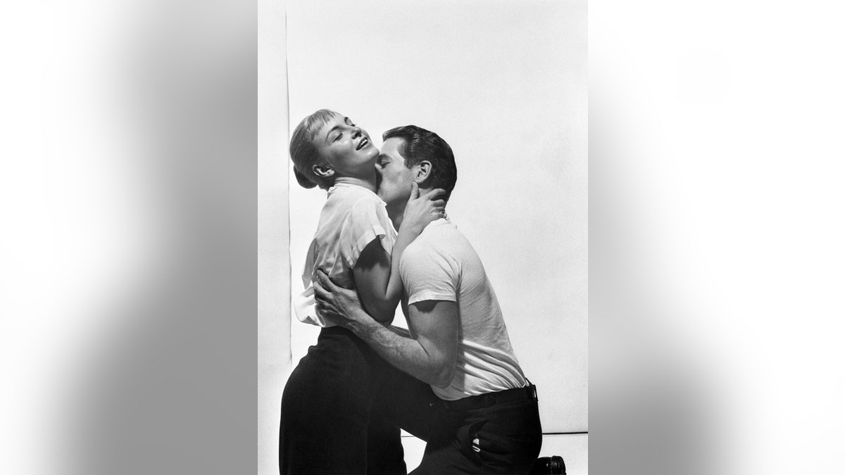 Paul Newman küsst Joanne Woodwards Hals