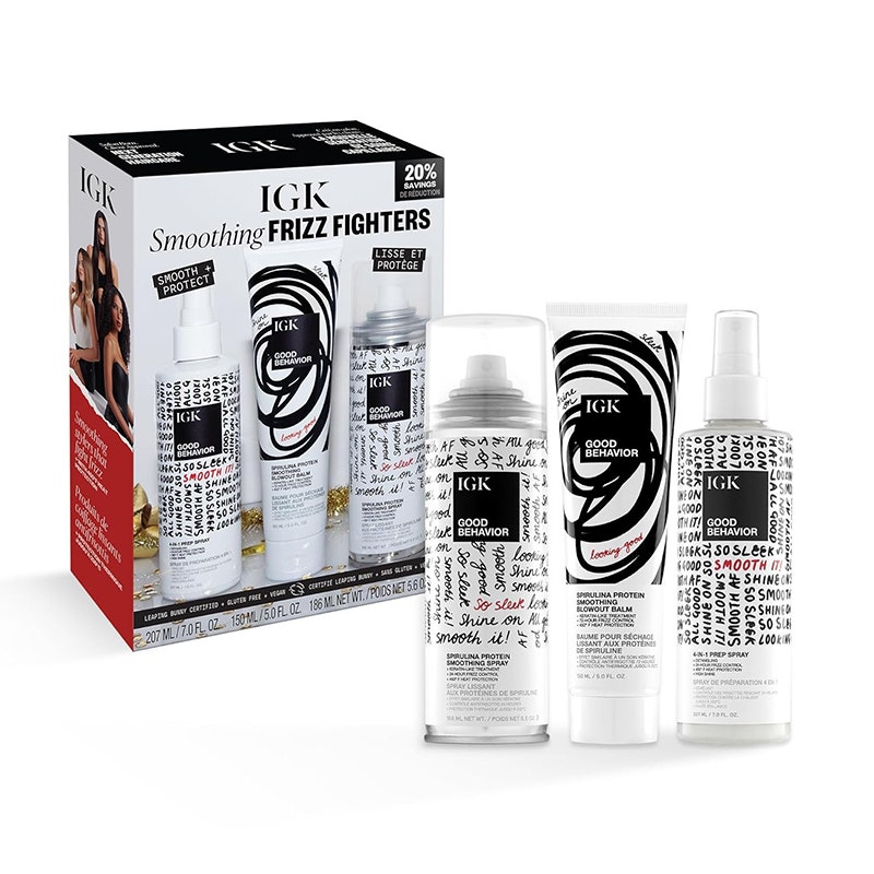 IGK Smoothing Frizz Fighters Kit: Drei schwarz-weiße Kosmetikproduktflaschen neben einer passenden Geschenkbox auf weißem Hintergrund