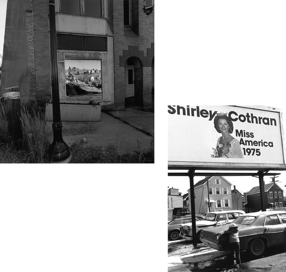 Links: ein heruntergekommenes Gebäude, das Wohnhäuser widerspiegelt.  Rechts: Eine Miss America-Werbetafel im Vordergrund mit einem Kind, das an ein Auto lehnt, und Häusern im Hintergrund.