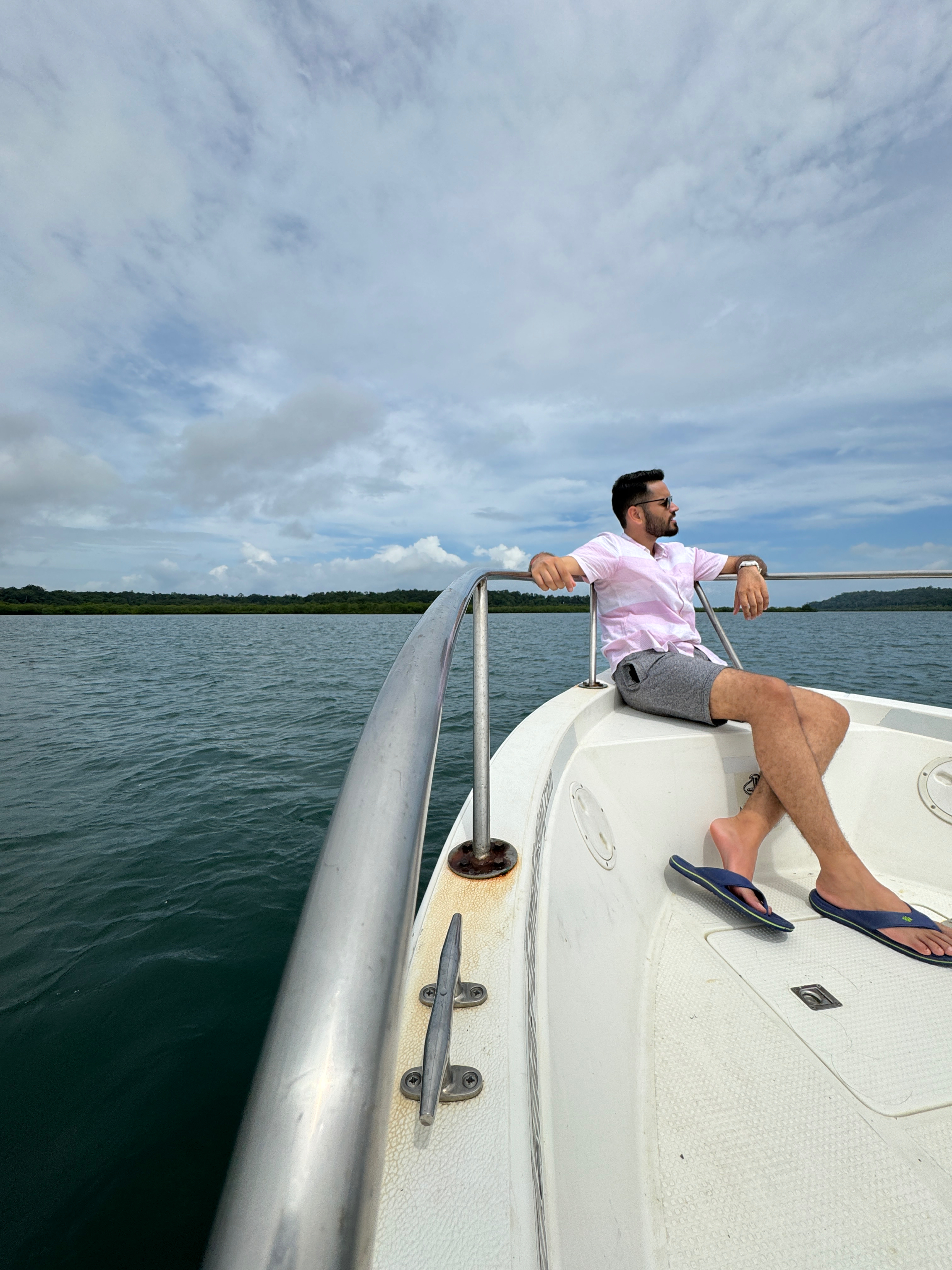 Prakhar Khanna klickte in einem Boot auf das iPhone 15 Pro.