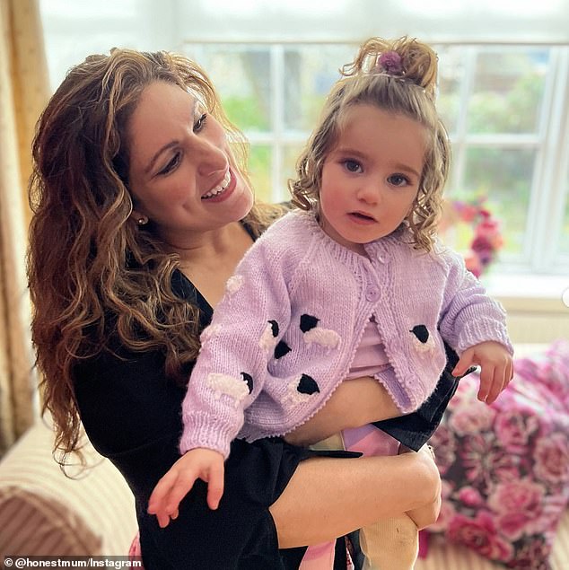 Vickie, die HonestMum.com betreibt, teilt online häufig Schnappschüsse ihrer Kinder, darunter auch ihrer zweijährigen Tochter Florence