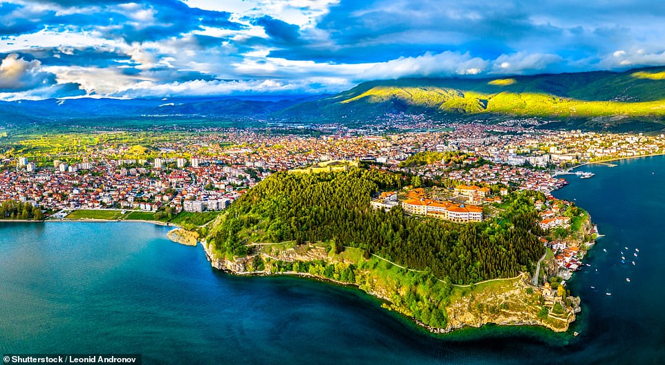 Der Hauptort des Sees – Ohrid (oben) – ist „faszinierend“.  Sarah schreibt: „Meine Mutter und ich nehmen an einem Rundgang teil, der zwei Stunden dauert, weil unser Führer Vlado so viel über die Geschichte zu sagen hat.“
