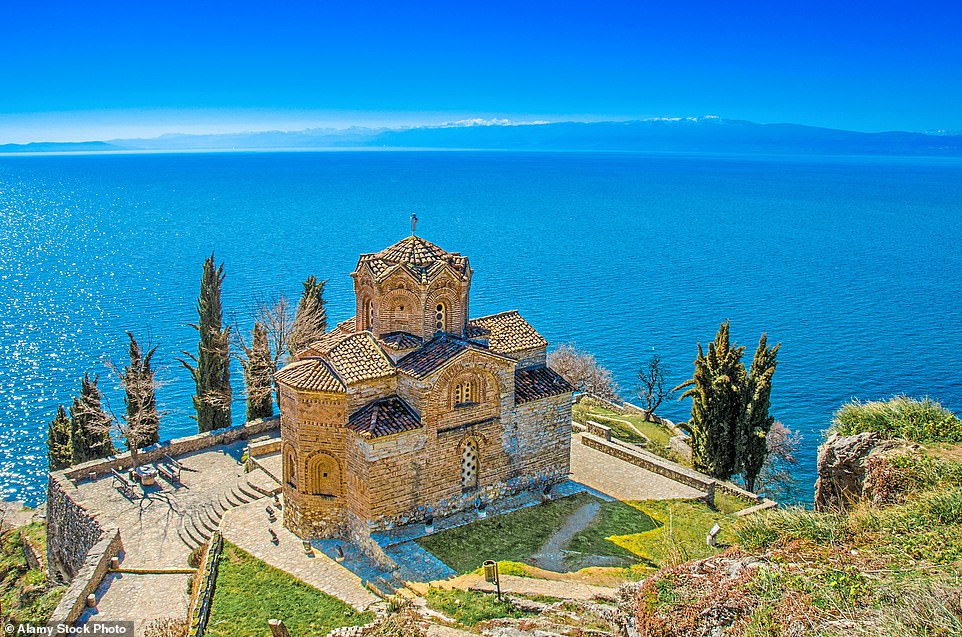 Weihwasser: Eines Morgens macht Sarah einen Spaziergang zur St.-Johannes-Kirche aus dem 13. Jahrhundert (oben), die einen Blick auf den Ohridsee bietet