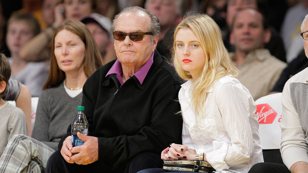 Jack Nicholson und Lorraine Nicholson stehen beim Lakers-Spiel am Spielfeldrand