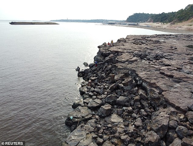 Die Dürre ist so schwerwiegend, dass der Fluss Rio Negro seit Juli um 15 Meter abgesunken ist und eine Reihe bisher nicht gesehener Felsen im Flussbett freigelegt hat