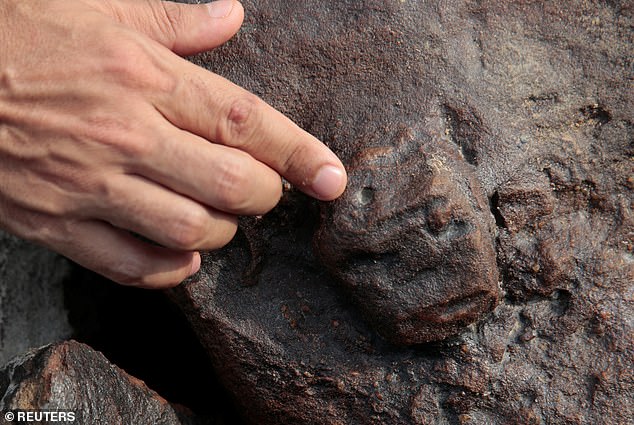 „Dieses Mal haben wir nicht nur mehr Schnitzereien gefunden, sondern auch die Skulptur eines menschlichen Gesichts, die in den Fels gehauen wurde“, sagte Oliveira, die für das National Historic and Artistic Heritage Institute arbeitet, das die Erhaltung historischer Stätten überwacht