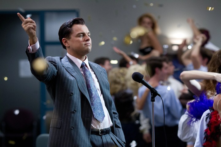 Leonardo DiCaprio steht in „The Wolf of Wall Street“ neben einem Mikrofon.