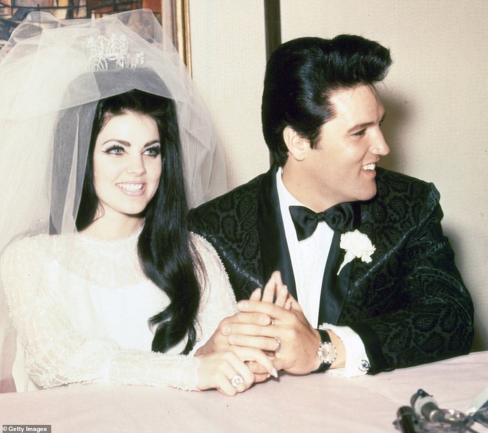 Der echte Deal: Hier sind die echten Priscilla und Elvis, die sich an ihrem Hochzeitstag im Jahr 1967 an den Händen halten