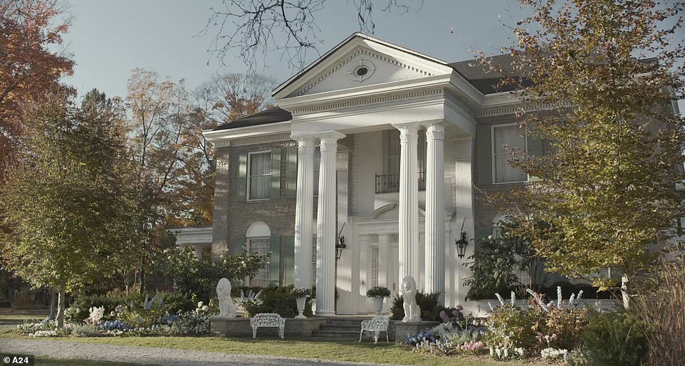 Ihr neues Zuhause: Graceland ist auch mit seinen imposanten Säulen und Doppellöwenstatuen zu sehen
