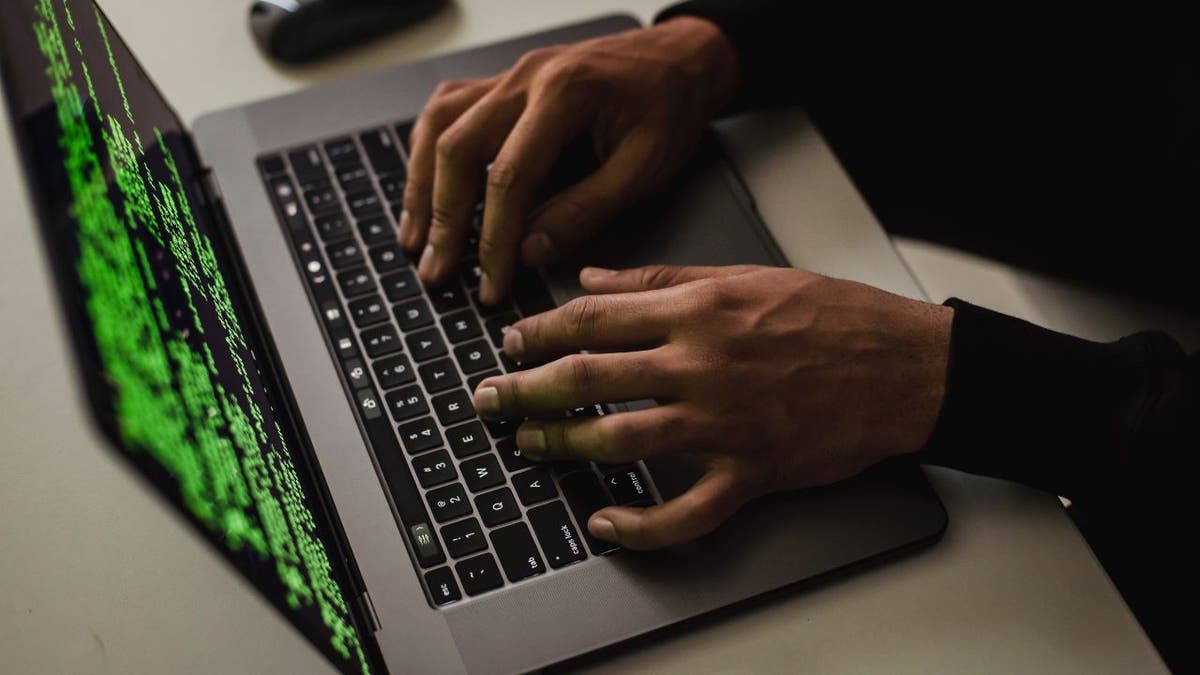 Foto eines Hackers auf seinem Laptop.