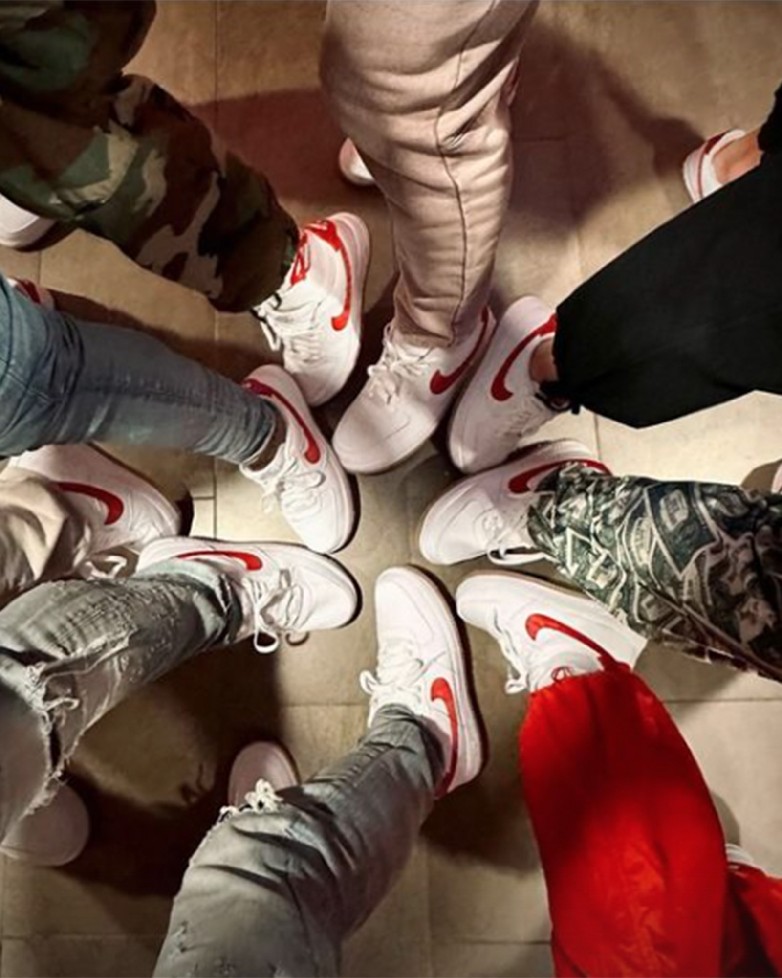 Eine Gruppe von Menschen, die rot-weiße Nikes tragen