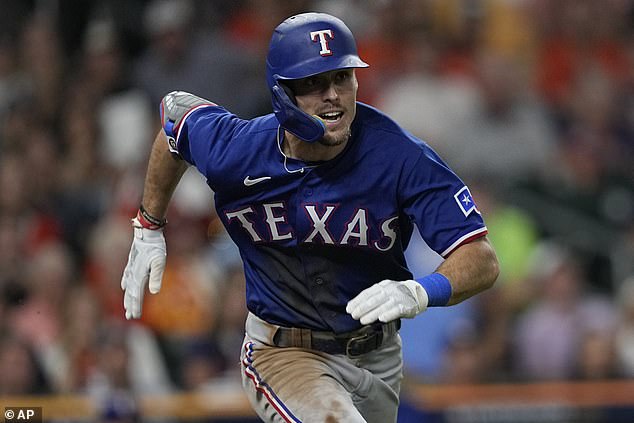Evan Carter von den Texas Rangers erzielt am Montag im vierten Inning von Spiel 7 der Baseball AL Championship Series gegen die Houston Astros einen Two-Run-Scoring-Double
