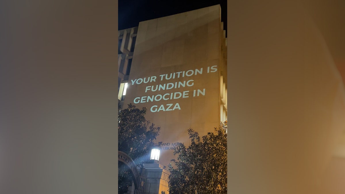 "Mit Ihren Studiengebühren finanzieren Sie den Völkermord in Gaza."