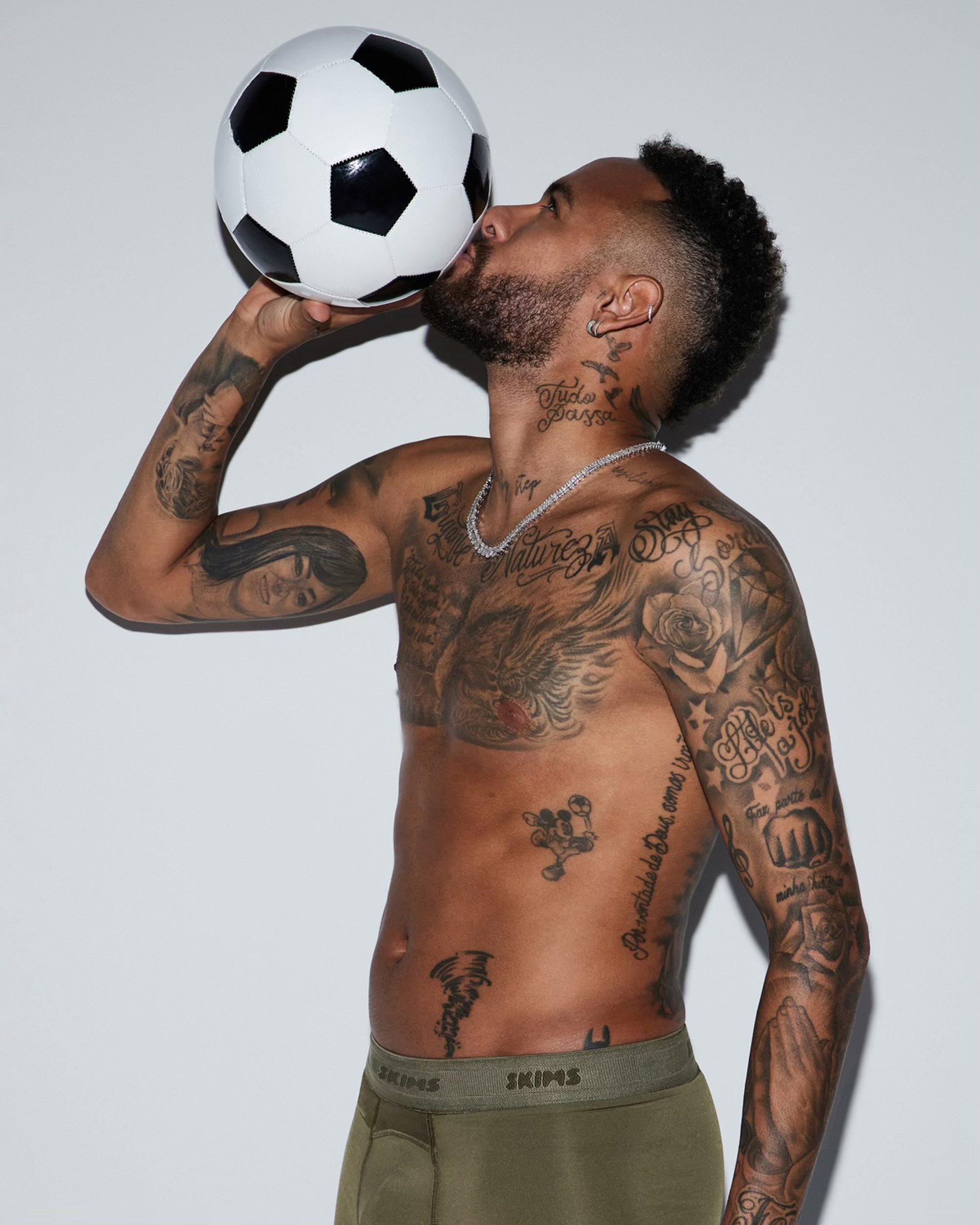 Neymar küsst einen Fußball 
