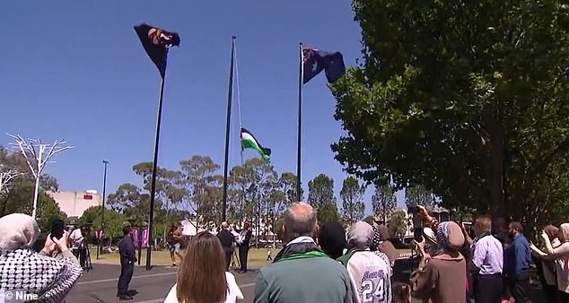 Einheimische versammelten sich am Mittwochnachmittag draußen im Paul Keating Park in der Nähe des Ratsgebäudes von Canterbury-Bankstown (im Bild), um zuzusehen, wie die palästinensische Flagge gehisst wurde