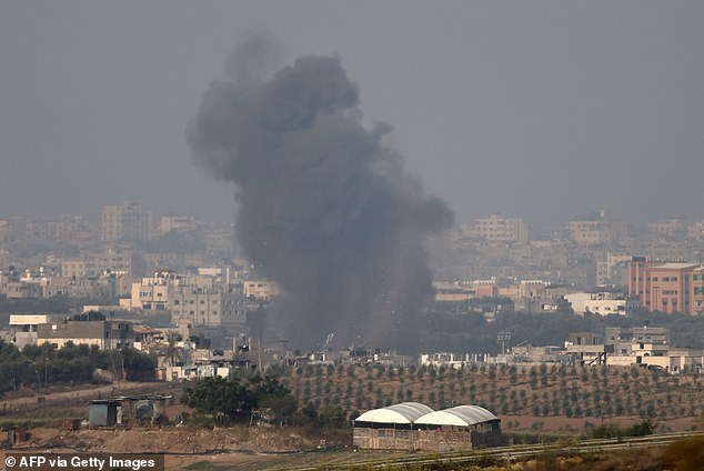 Israelische Militärbeamte sagten, sie hätten mehrere Enklaven der Hamas entlang des Gazastreifens (im Bild) bombardiert, während der Konflikt weiter eskalierte