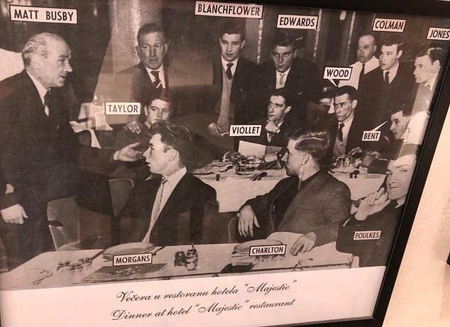 An der Rezeption ist ein ergreifendes Schwarz-Weiß-Bild von Spielern zu sehen, die von Manager Sir Matt Busby im Hotelrestaurant angesprochen werden
