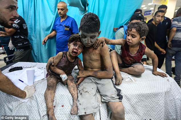 Nach Luftangriffen auf das Nasser Medical Hospital in Khan Yunis im südlichen Gazastreifen wurden in Israel verletzte Palästinenser gesehen