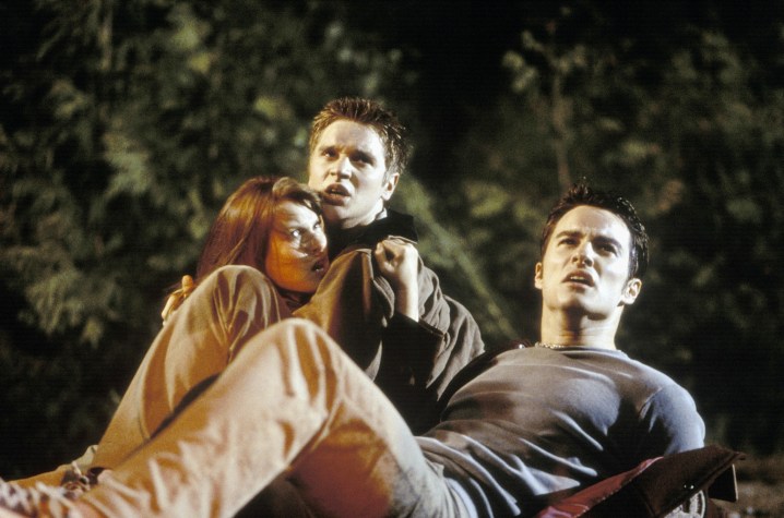 In „Final Destination“ sitzen drei Teenager da und starren entsetzt.