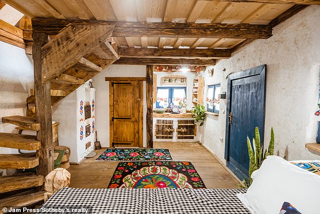 Die im Jahr 2014 erbauten Unterkünfte verfügen über traditionelle Möbel, darunter bunte Teppiche, Holzdecken, Holzbalken und blau und grün gestrichene Türen, die eine Anspielung auf die Geschichte des Ortes darstellen