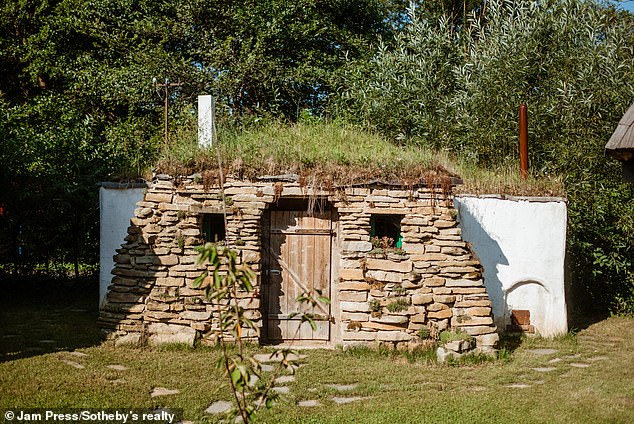 Ein authentischer Lagerraum aus Stein mit Dachgarten eignet sich hervorragend zum Anbau von Kräutern und zum Anlocken von Wildtieren