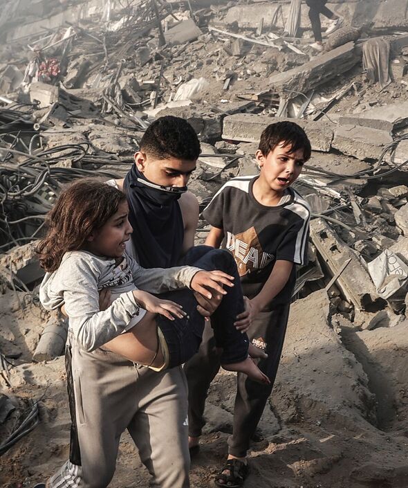 Ein Kind wird aus den Trümmern einer Explosion gerettet
