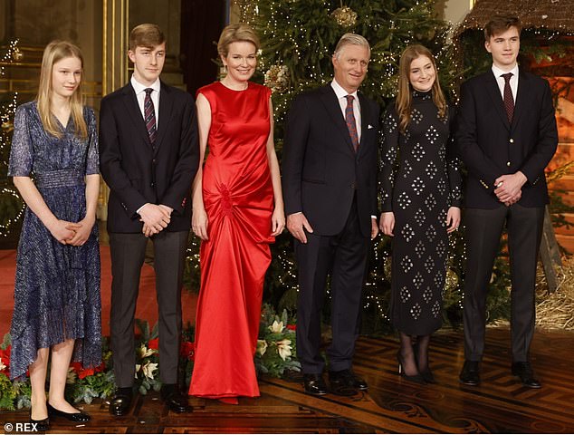 Elisabeth (rechts) ist die älteste Tochter von König Philippe von Belgien (Mitte rechts), 63, und seiner Frau, Königin Mathilde (Mitte links), 50. Das Paar hat auch die Söhne Prinz Gabriel (ganz rechts), 20, und Prinz Emmanuel (links), 18, und Tochter Prinzessin Eléonore (ganz links), 15. Im Bild die Familie zusammen zu Weihnachten