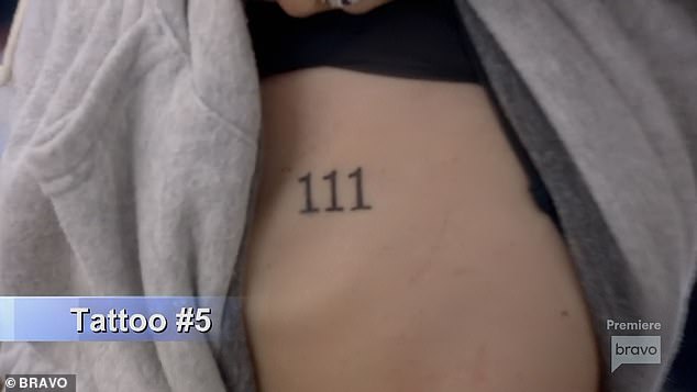 Fünftes Tattoo: Kyle hob ihr Hemd hoch, um Mauricio ihr fünftes Tattoo zu zeigen