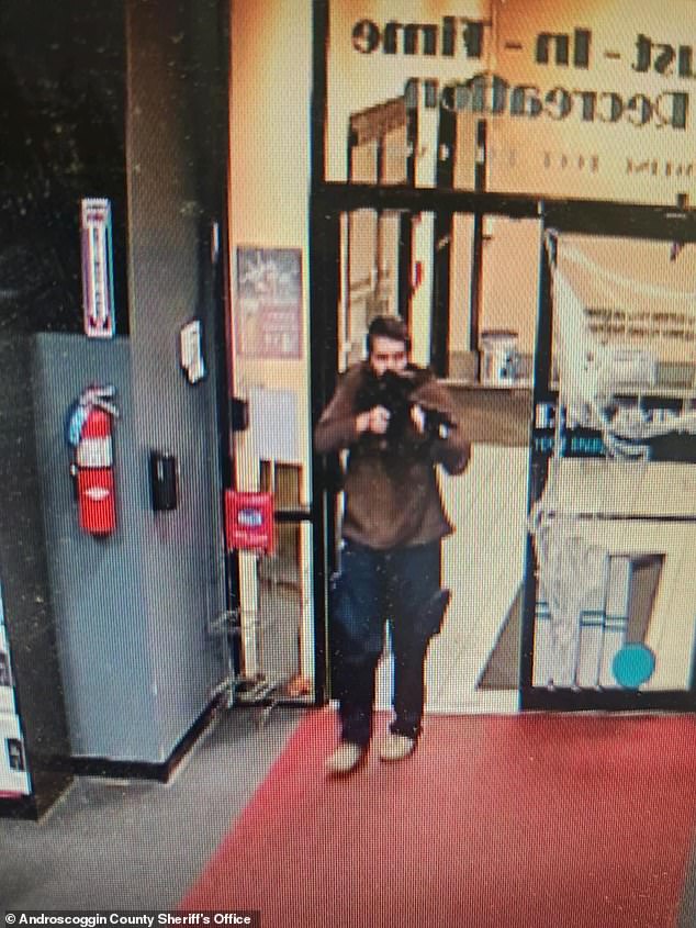 Die Polizei in Lewiston ist auf der Suche nach diesem Mann, abgebildet im Freizeitzentrum Sparetime.  Der erste Anruf für Sparetime ging um 19:15 Uhr ein