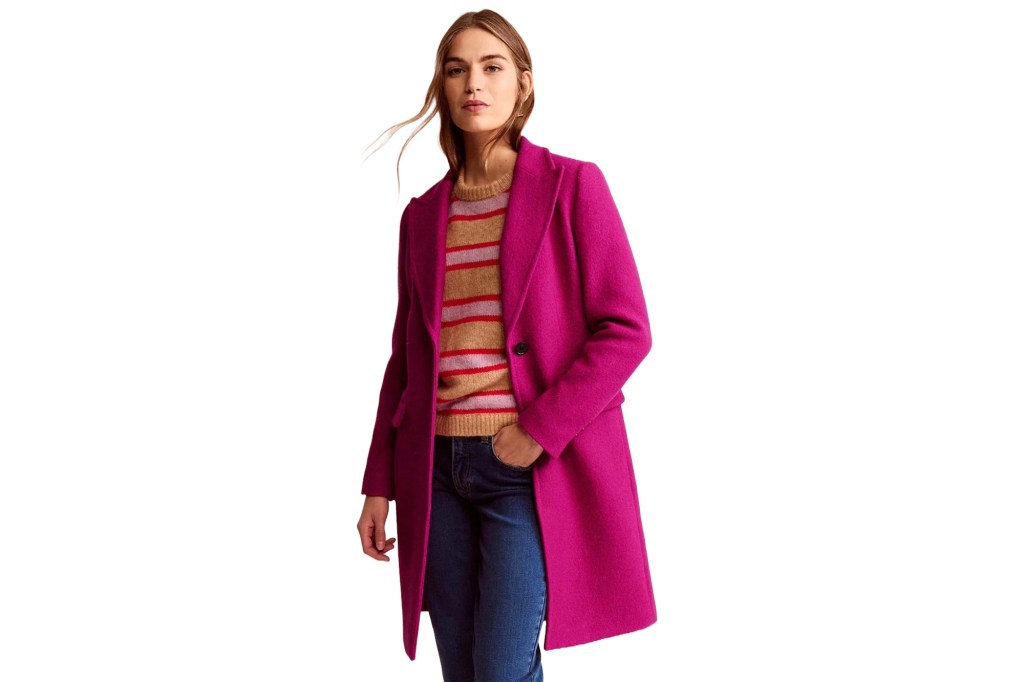 Ein Model in einem rosa Mantel