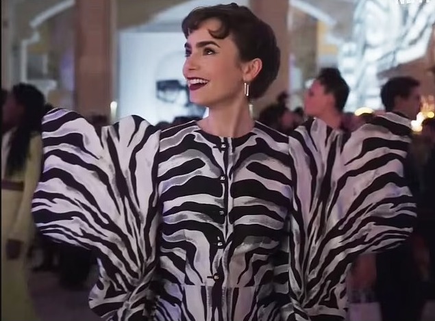 Lily Collins in einer Jacke mit Zebramuster