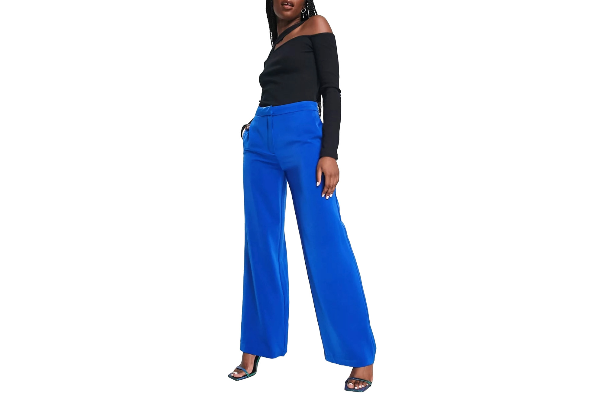 Ein Model in einer blauen Hose mit hoher Taille