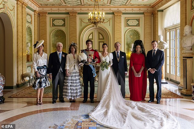 Das glückliche Paar an seinem Hochzeitstag mit (von links nach rechts) Monica de Lacalle, dem Herzog von Alba, der Herzogin von Kalabrien, Juan Carlos Corsini, Matilde Solas und dem Herzog von Kalabrien