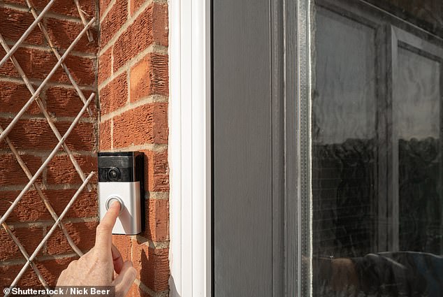 Kein Verstecken: Der Nachbar hat eine intelligente Türklingel an seiner Haustür installiert, was bedeutet, dass unser Leser jedes Mal, wenn er sein Haus verlässt oder betritt, zusieht oder zuhört