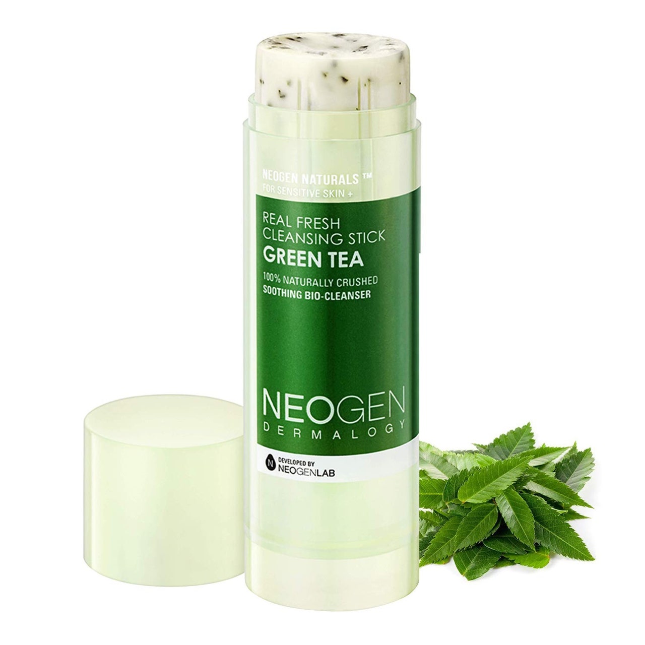 Echter frischer Reinigungsstift in grünem Tee mit Blättern auf weißem Hintergrund
