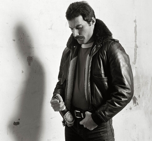 Freddie Mercury sieht in einer Lederjacke launisch aus