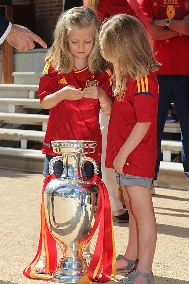 Auf dem Bild sind die jungen Prinzessinnen zu sehen, wie sie den Sieg Spaniens bei der EM 2012 feiern