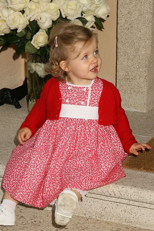 Auf einem der vielen neuen Fotos ist Leonor als Baby zu sehen, das auf der Treppe des Palastes sitzt