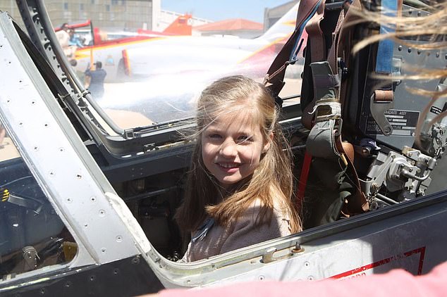 Man sieht Leonor im Alter von neun Jahren im Pilotensitz eines Kampfjets auf dem Luftwaffenstützpunkt San Javier in Murcia