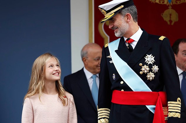 Die verliebte Tochter Leonor blickt ihren Vater während einer militärischen Zeremonie an