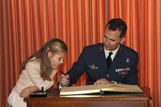Leonor ist mit ihrem Vater zu sehen, wie er 2014 an der General Air Academy in Murcia ein Buch signiert