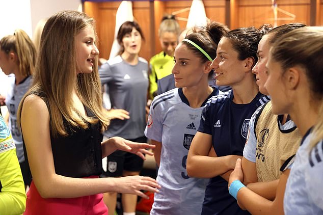 Leonor trifft während der Weltmeisterschaft auf die spanische Frauenfußballmannschaft