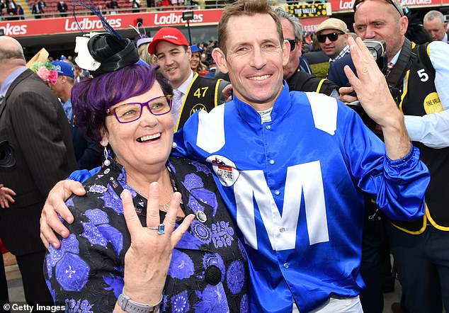 Jockey Hugh Bowman und Züchterin Debbie Kepitis feiern, dass Winx zum vierten Mal den Sieg erringt