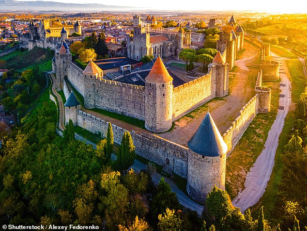 Die alten Befestigungsanlagen von Carcassonne spiegeln die lange Geschichte der Stadt wider, von der Römerzeit bis zu ihrer mittelalterlichen Blütezeit und der Renaissance im 19. Jahrhundert