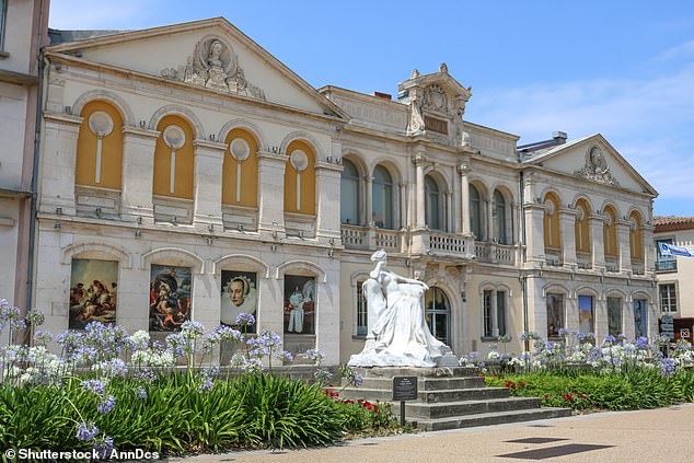 Schauen Sie im Museum der Schönen Künste (oben) am Place Gambetta vorbei und bestaunen Sie klassische Kunst – der Eintritt ist frei