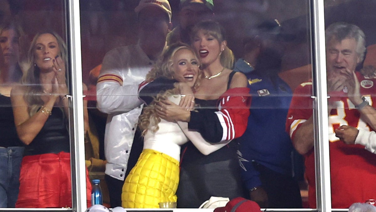 Taylor Swift umarmt Brittany Mahomes beim Chiefs-Spiel