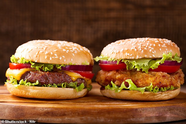 Es wurde festgestellt, dass ein Cheeseburger 1,92 kg CO2/100 g produziert.  Ein gegrilltes Hähnchensandwich erzeugt jedoch nur 0,32 kg CO2/100 g (Archivbild)